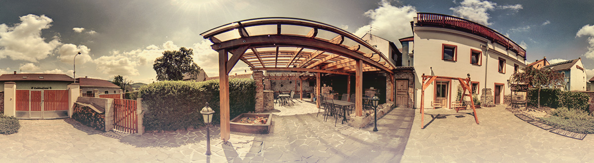 Panoramatický pohled na dvůr a zastřešenou zahrádku restaurace U Zímů